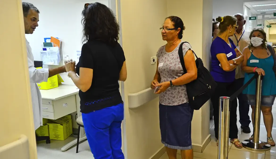 Pesquisa revela que 68% dos brasileiros têm pouco ou nenhum conhecimento de que o vírus da gripe pode agravar doenças preexistentes
