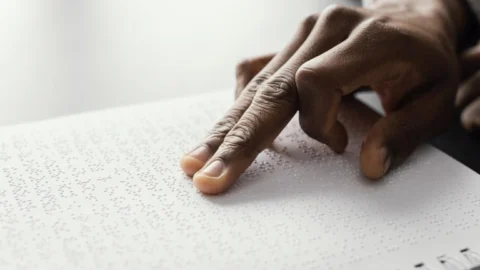 Alunos com deficiência visual vão receber 72 mil livros didáticos