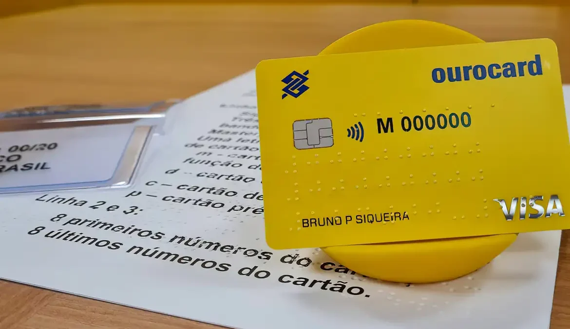 O Banco do Brasil lançou o primeiro cartão bancário totalmente impresso em braile do país para promover a inclusão