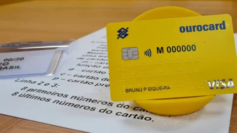 Pessoas com deficiência visual poderão ter cartão bancário em braile