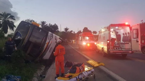 Sobe para nove total de mortos em acidente com ônibus na Bahia