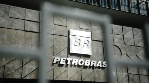 Justiça afasta presidente do Conselho da Petrobras do cargo