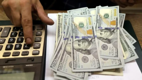 Dólar atinge R$ 5,09 após dados de inflação nos EUA