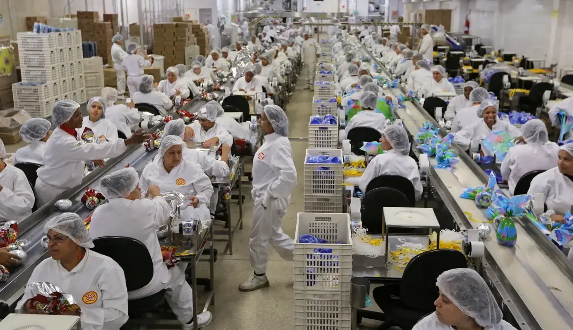 Produção da indústria recua 0,3% em fevereiro, revela IBGE 1 A produção da indústria brasileira caiu 0,3% em fevereiro