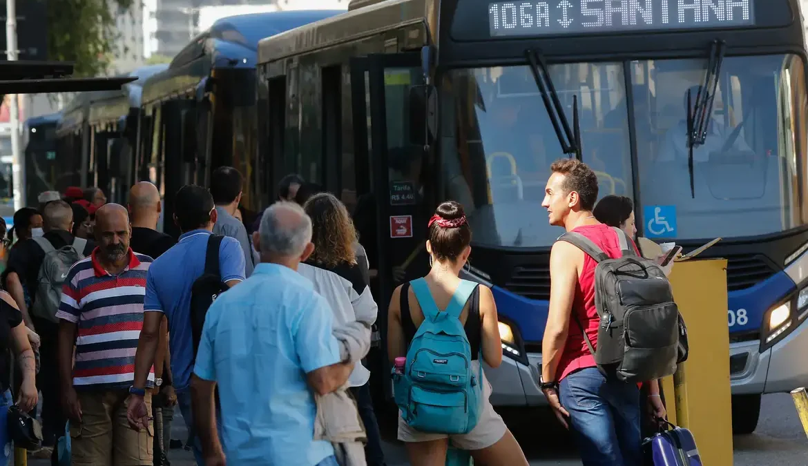 A atividade do setor de serviços no Brasil apresentou recuo 0,9% na passagem de janeiro para fevereiro de 2024