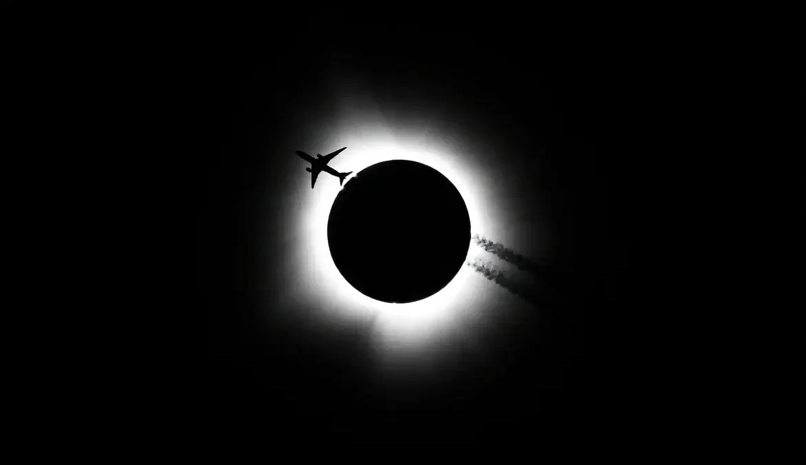 Os eclipses solares totais, como o que aconteceu nesta segunda-feira (8), além de gerar imagens incríveis