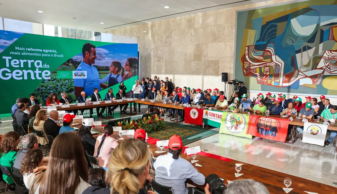 Governo anuncia plano para assentar 295 mil famílias até 2026 1 O programa Terra da Gente, regulamentado em decreto assinado pelo presidente Luiz Inácio Lula da Silva, durante cerimônia no Palácio
