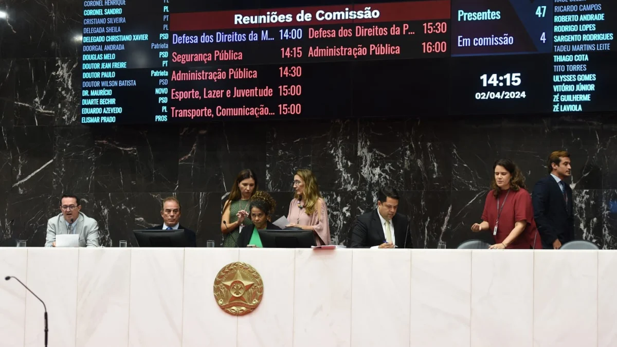Além das mensagens, o Plenário foi comunicado de alterações de representações parlamentares