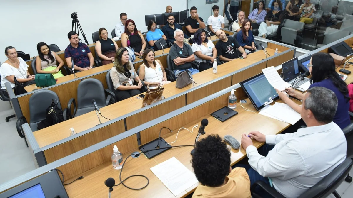 Oportunidades de intercâmbio transformam a vida de alunos de escolas públicas 1 Deputados, educadores e estudantes destacaram a transformação na vida dos bolsistas