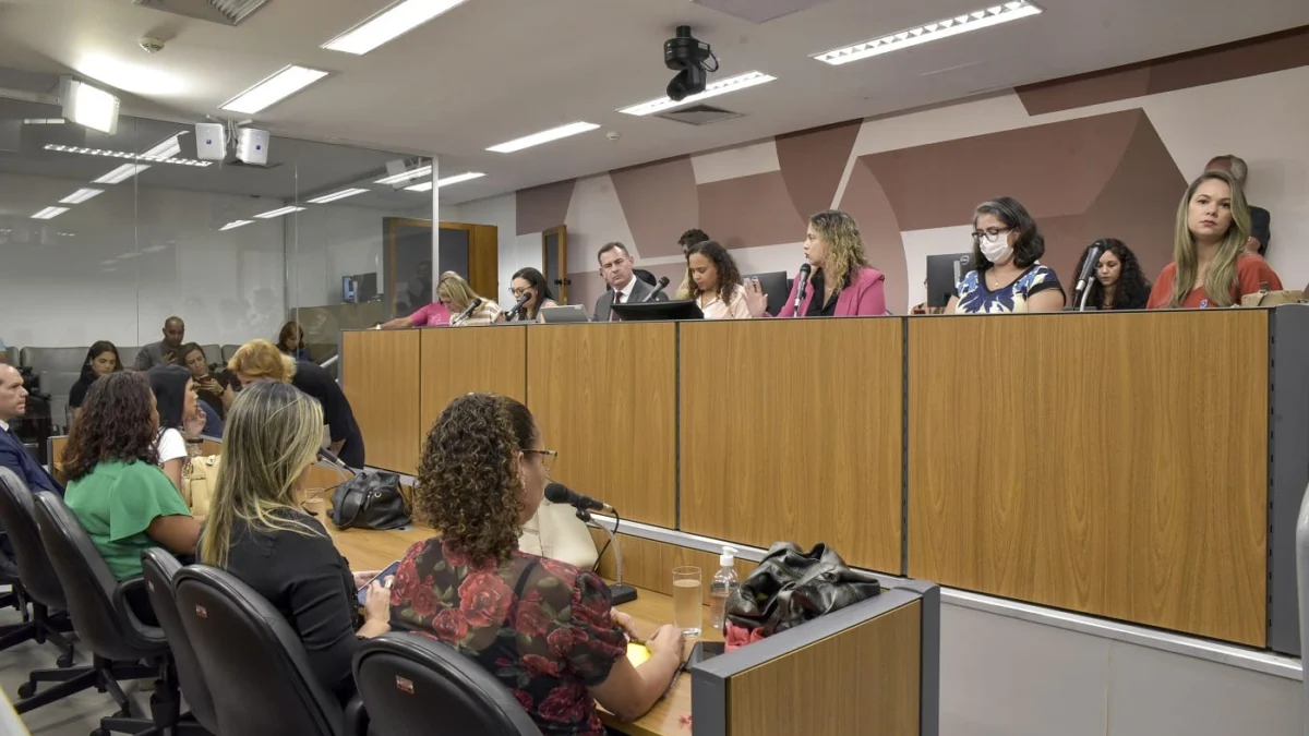 Criação de subcorregedoria contra assédio na Polícia Civil é cobrada 1 Outras supostas vítimas de assédio na Polícia Civil, assim como Rafaela, também relataram seus casos na audiência da Comissão de Defesa