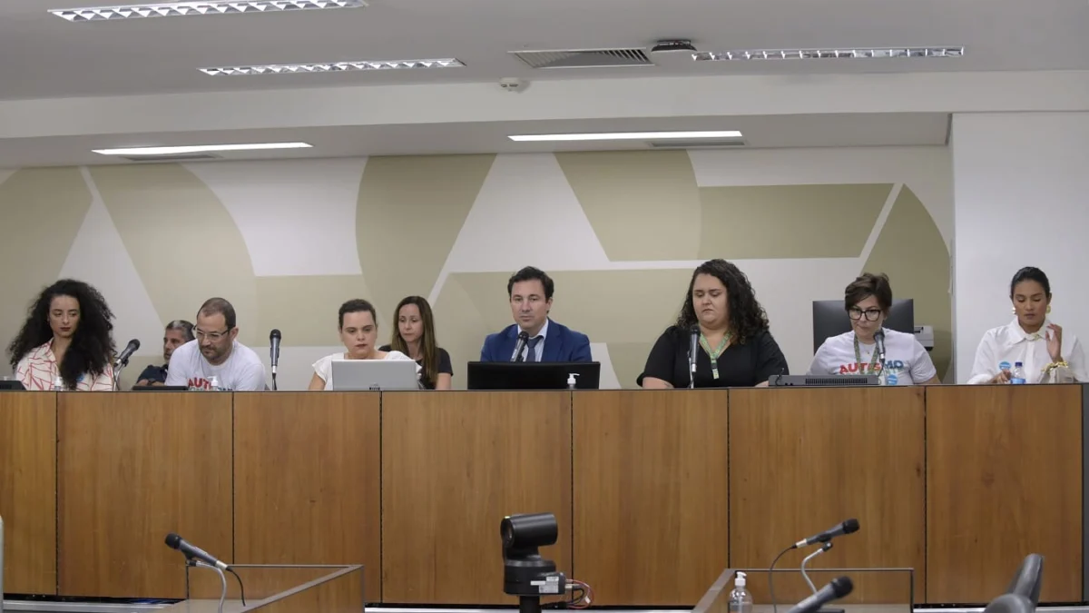 A Comissão de Educação, Ciência e Tecnologia da ALMG abriu espaço para ouvir pesquisadores de universidades e professores sobre o tema