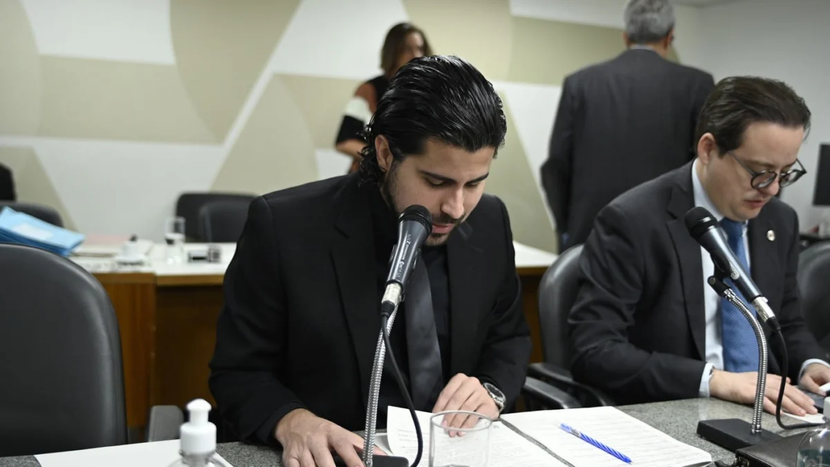 O relator, deputado Zé Laviola (à esquerda), apresentou o substitutivo nº 1 ao projeto
