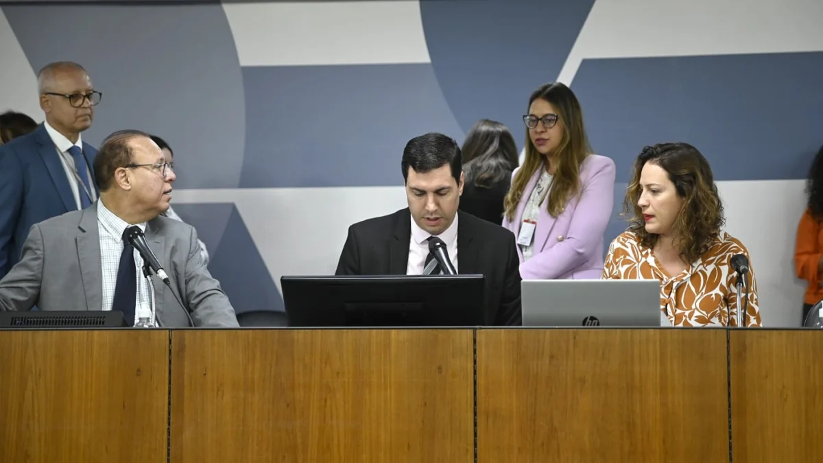 O relator, deputado Tito Torres (ao centro), apresentou novo texto ao projeto