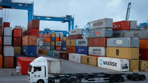 Ministério revisa para baixo projeção de superávit comercial 3 Ministério revisa para baixo projeção de superávit comercial