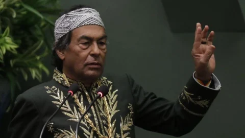 Ailton Krenak toma posse na ABL e diz representar pluralidade indígena