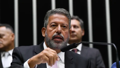 Lira anuncia grupo para propor nova versão do PL das Fake News