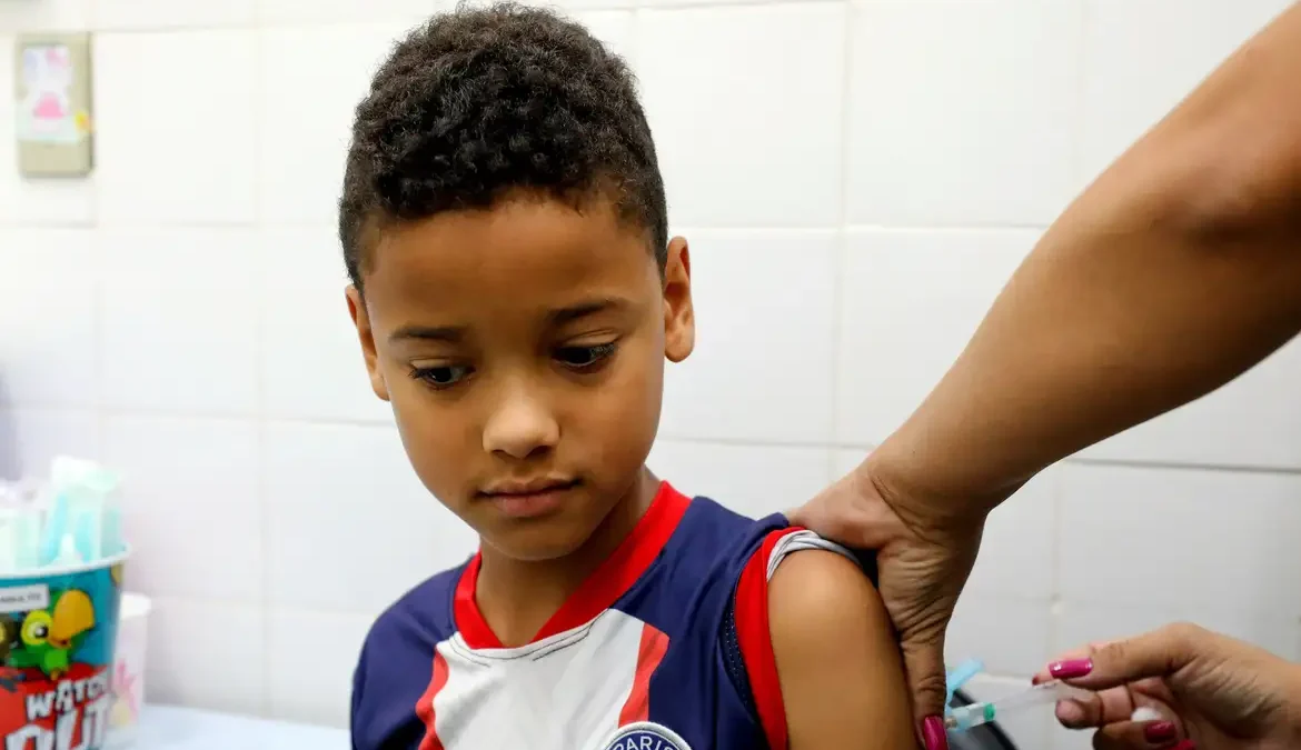 A partir desta quinta-feira (10) a cidade de São Paulo terá a vacinação contra a dengue ampliada para todas as crianças de 10 a 14 anos