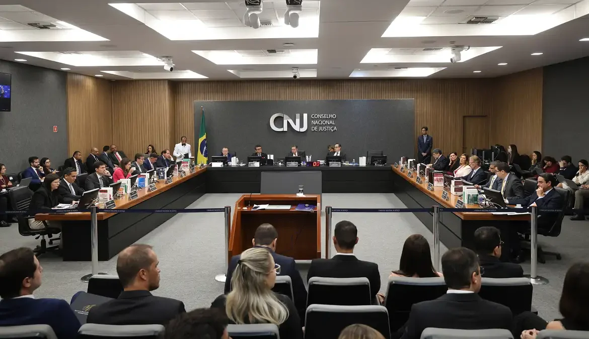 Maioria do CNJ derruba decisão que afastou juíza Gabriela Hardt 1 O plenário do Conselho Nacional de Justiça (CNJ) decidiu nesta terça-feira (16) derrubar a decisão que afastou do cargo a juíza federal