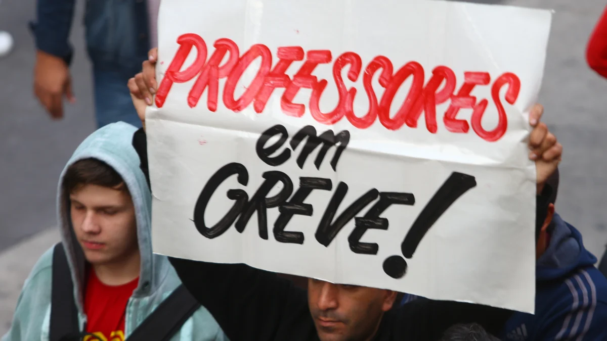 Os professores das universidades federais, institutos federais e centros federal de educação tecnológica iniciaram uma greve nacional nesta