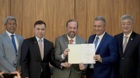 Governo assina contratos de transmissão de energia com previsão de R$ 21,7 bi em investimentos