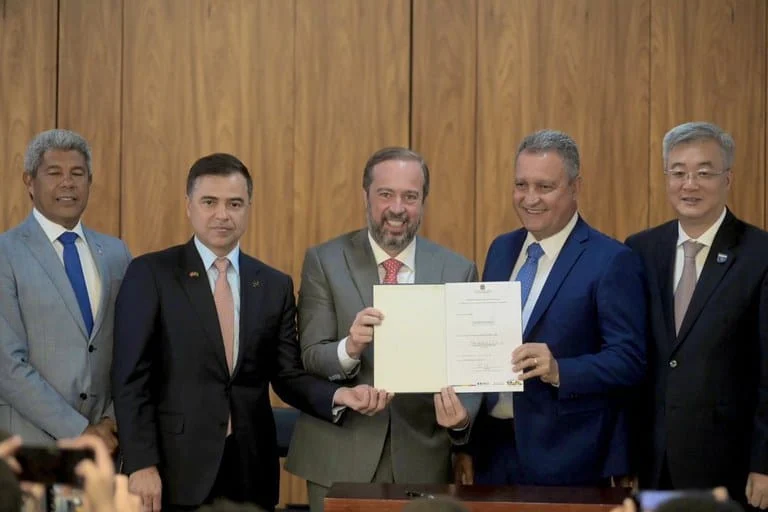 O evento que oficializou a assinatura dos contratos foi realizado no Palácio do Planalto e contou com a presença de diversas autoridades