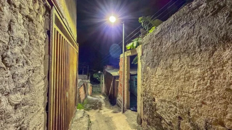 Prefeitura de Ipatinga leva iluminação a becos e escadaria no bairro Limoeiro