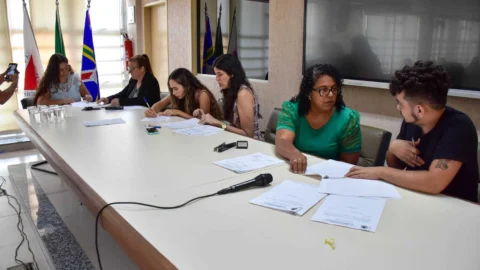 Aprovados no concurso público de 2019 tomam posse na Prefeitura