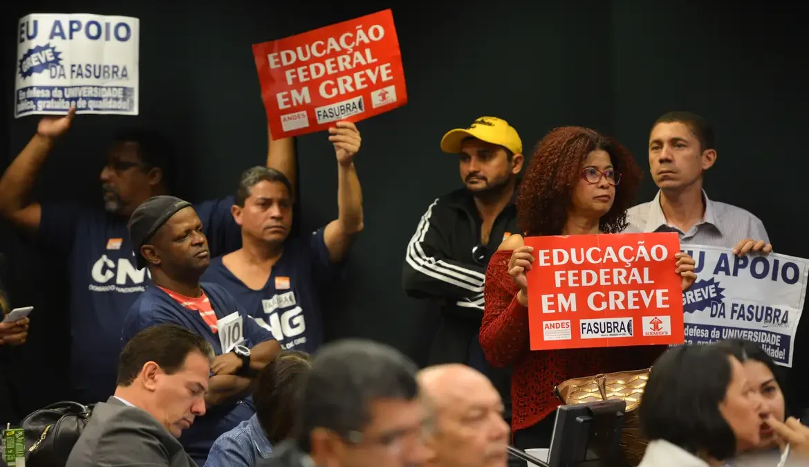 Servidores federais de educação param em 360 unidades de ensino 1 O movimento paredista abrange tanto o quadro técnico-administrativo como docentes da rede federal em pelo menos 23 estados