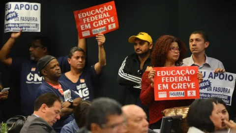 Servidores federais de educação param em 360 unidades de ensino 1 Servidores federais de educação param em 360 unidades de ensino