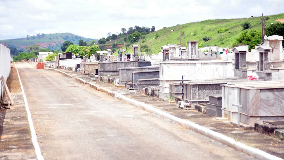 Cemitério Santa Rita recebe serviços de limpeza e capina 1 Mais uma limpeza de cemitério está acontecendo na nossa cidade