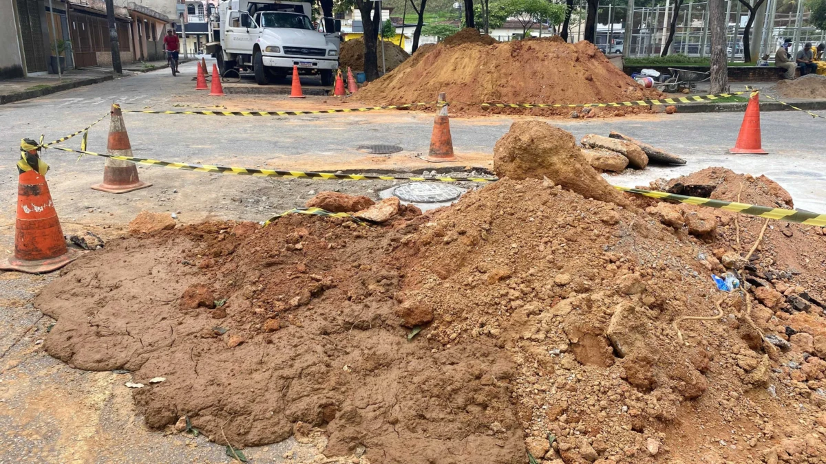 Desobstrução de ramal de rede pluvial no bairro Cidade Nobre