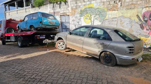 Prefeitura e PMMG realizam operação de remoção de veículos abandonados