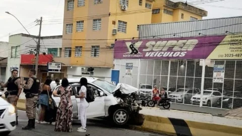Acidente causa lentidão no trânsito na Av. JK