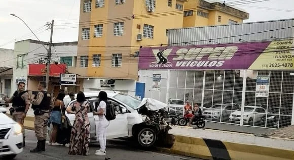 O veículo que bateu em outro e se chocou com mureta de proteção, observado por policiais militares