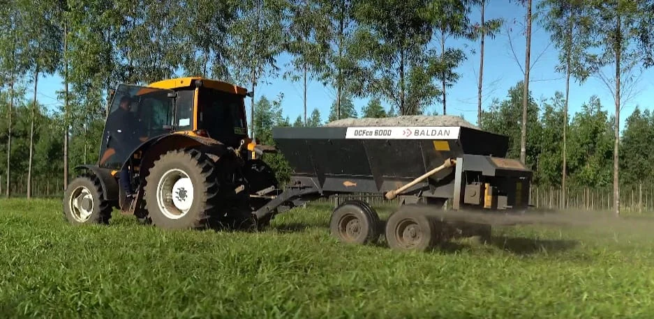 Programa de Doação de Fertilizantes recebe adesão de 146 municípios 1 A Harsco Environmental vai disponibilizar o agrosilício para as prefeituras, que serão responsáveis por buscar o fertilizante na unidade