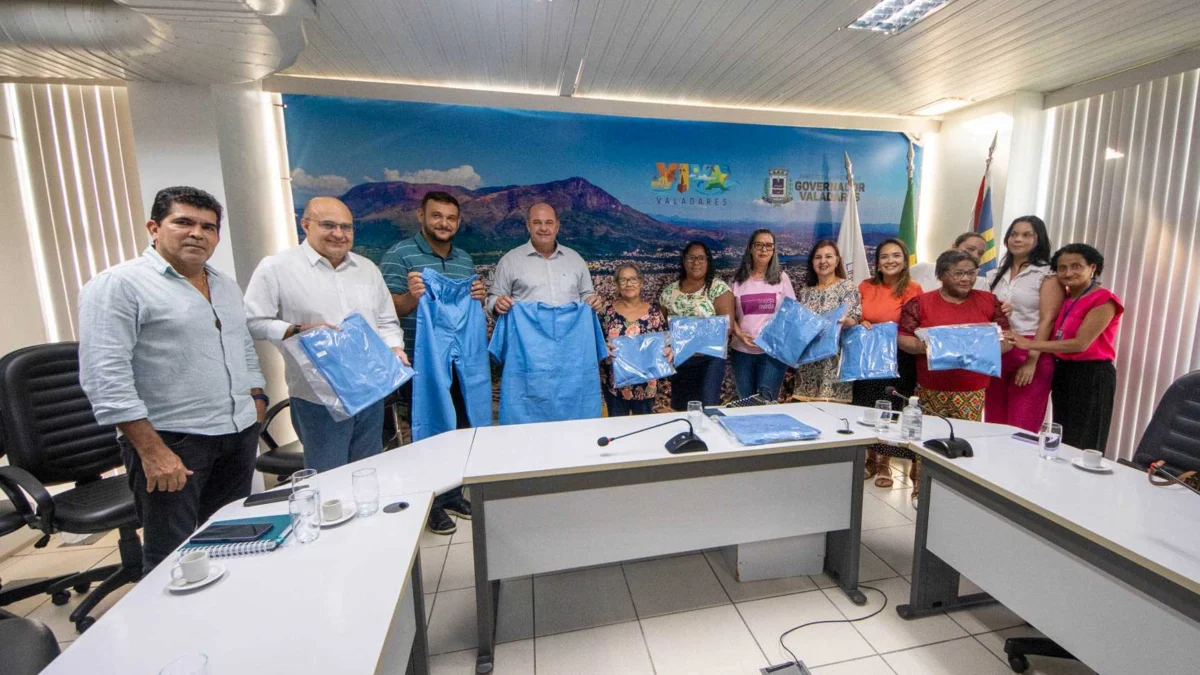 O objetivo do encontro foi entregar pijamas cirúrgicos confeccionados por elas e destinados aos médicos do Hospital Municipal para uso