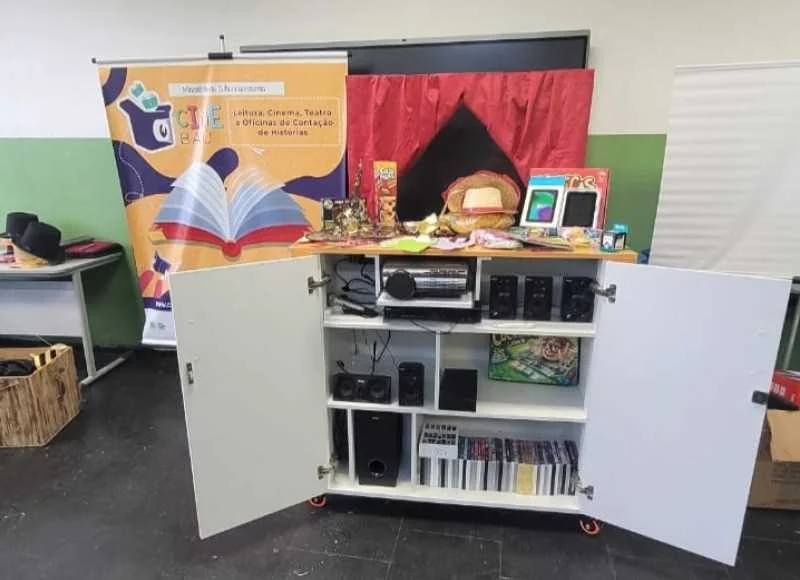 Escolas municipais de Ipatinga recebem projetores e acervos de livros e filmes do projeto Cine Baú 1 Unidades de ensino vão receber a doação de 100 livros, 30 audiobooks e 75 filmes, além de uma estrutura móvel com sistema de som e projeção