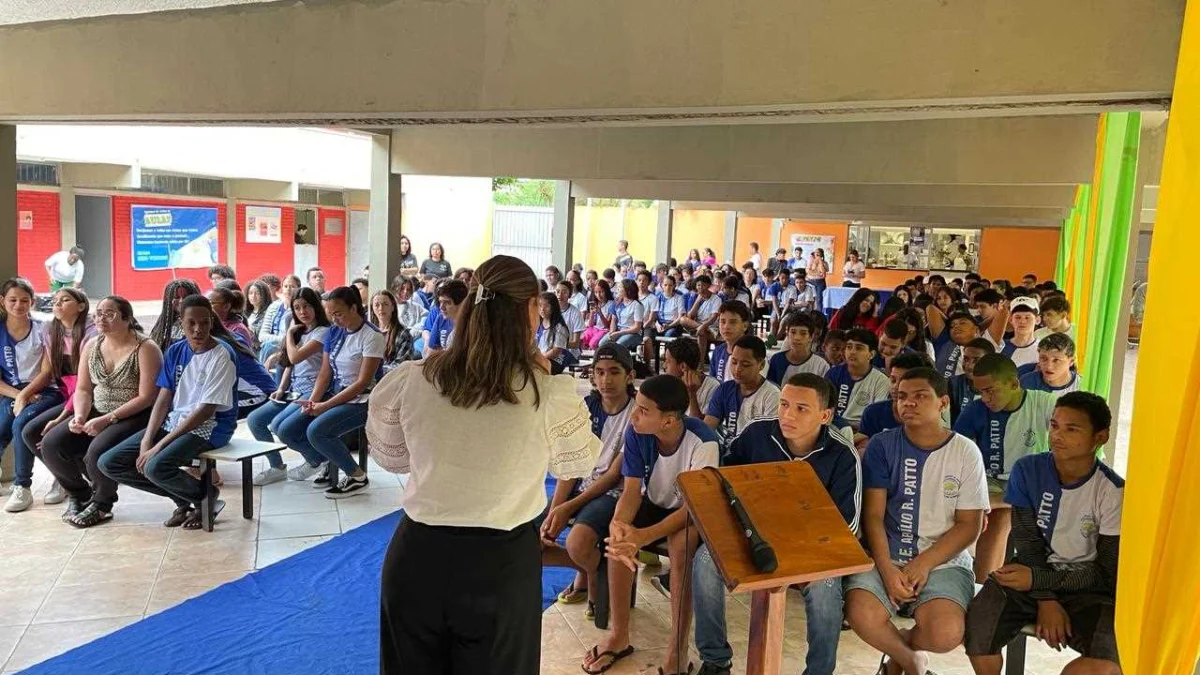 Dia Mundial da Saúde é celebrado com palestra em Escola 1 Hoje (2) os alunos da Escola Estadual Abílio Rodrigues Patto tiveram a oportunidade de tirar dúvidas sobre as Infecções Sexualmente