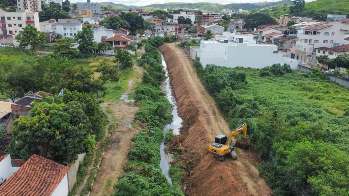O córrego que corta a Avenida Anastas Maraslis, no Vale Verde, desde a última semana, passa por obras de limpeza e desassoreamento