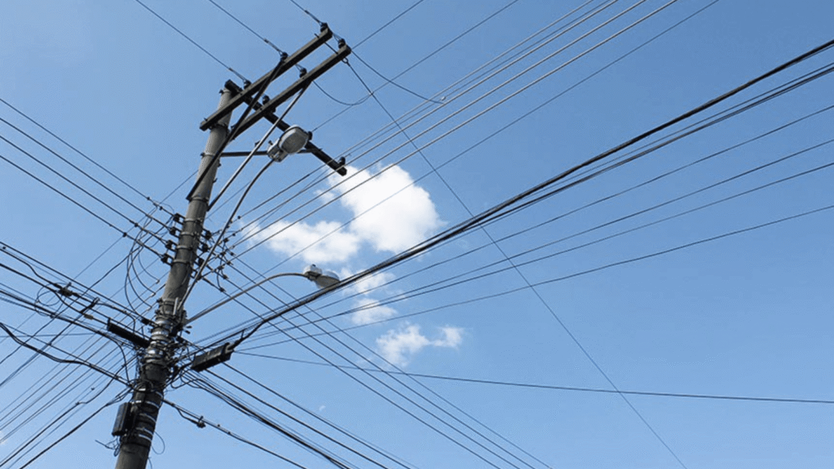 Sobretensão em rede da CEMIG causa danos à iluminação pública 1 A Secretaria Municipal de Obras e serviços urbanos (SMOSU), por meio da Gerência de Iluminação Pública (GIP), informa que uma sobretensão