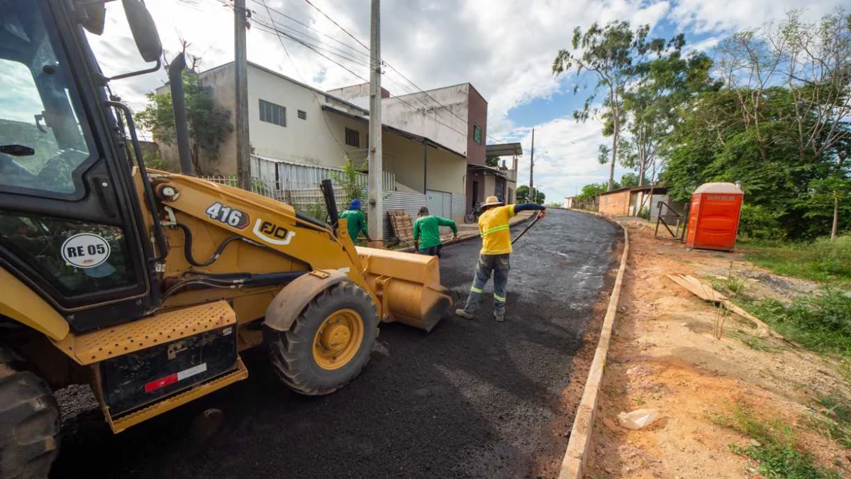 Ruas no bairro Turmalina ganham pavimentação 1 Desta vez ruas do bairro Turmalina foram contempladas