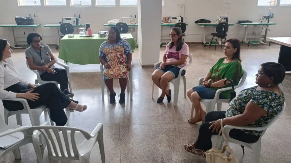 Mulheres do Trajeto Moda participam de rodas de conversa no mês de abril 1 “Renda e empregabilidade: como abrir o próprio negócio” é o tema de uma roda de conversa que acontece hoje (15), às 14h, no CRAS Central
