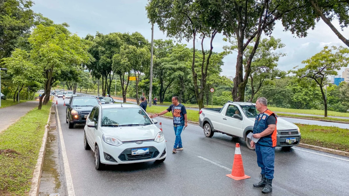 Com o tema “Quando o fogo pega, a chama apaga”, servidores da prefeitura buscam conscientizar a população para evitar queimadas