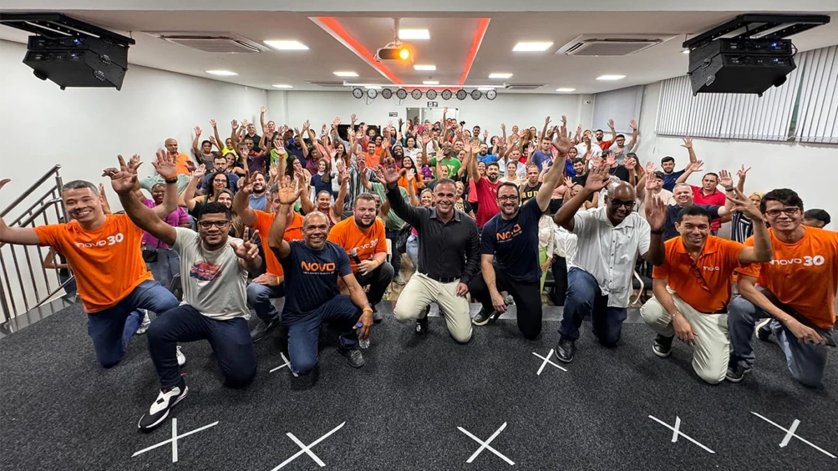 Partido NOVO se organiza para as eleições municipais em Governador Valadares 1 As lideranças do partido NOVO no palco do Auditório Genoma, depois do encontro partidário