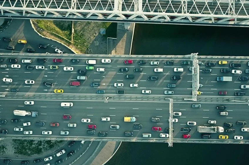 A convivência no trânsito representa riscos físicos, emocionais e financeiros para condutores, passageiros e pedestres quando não há
