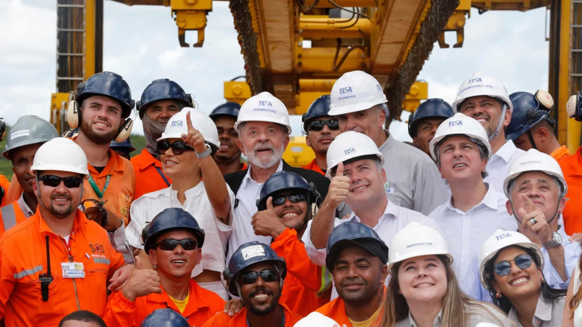Lula exalta importância da Transnordestina para a economia 1 O presidente Luiz Inácio Lula da Silva visitou, nesta sexta-feira (5), as obras da Ferrovia Transnordestina, em Iguatu, no Ceará