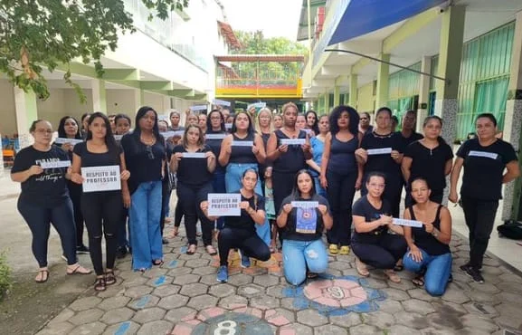 Professoras da Escola Municipal Pastor Fabiano Alves durante manifestação que pediu respeito aos educadores e providências enérgicas