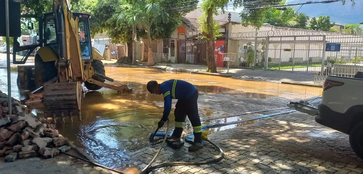 Funcionários da concessionária Águas de Valadares trabalhando para restabelecer o fornecimento de água