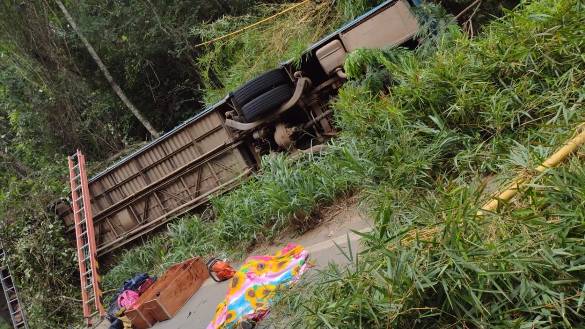 O ônibus tombado no precipício, na localidade de Ararinha, em São Pedro do Suaçuí
