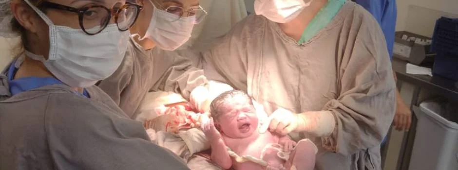 Uma bebê “gigante” nasceu com 4,5 quilos - um peso considerado acima do padrão - na Maternidade Odete Valadares (MOV)